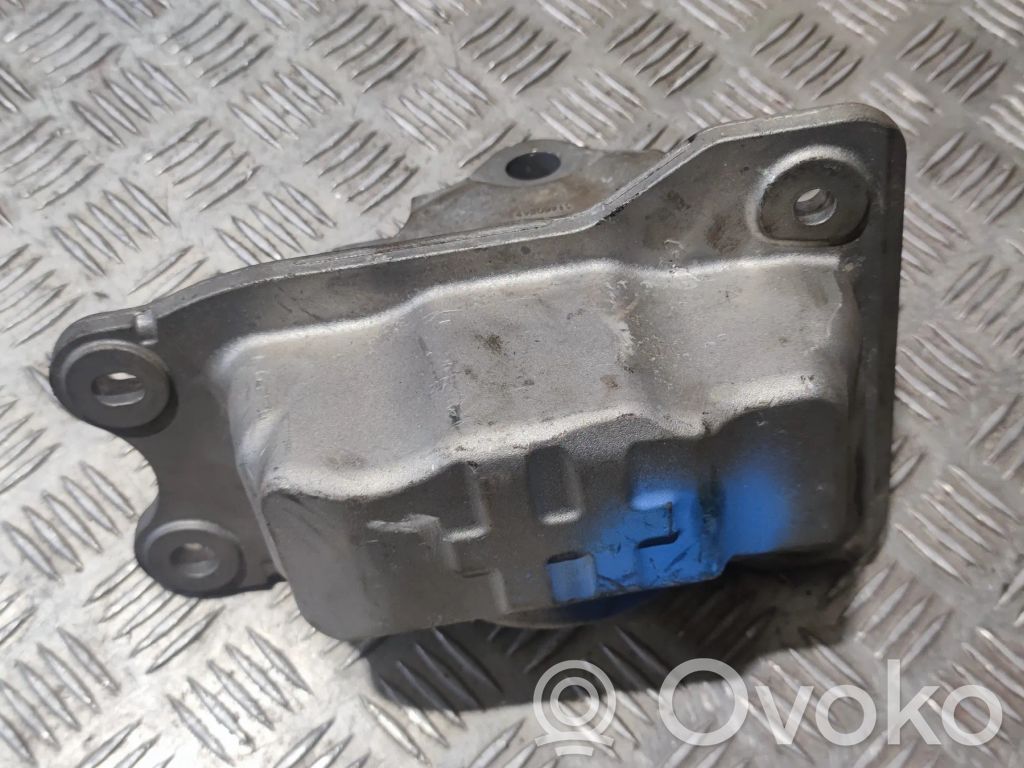 Volvo XC90 Engine mount bracket 