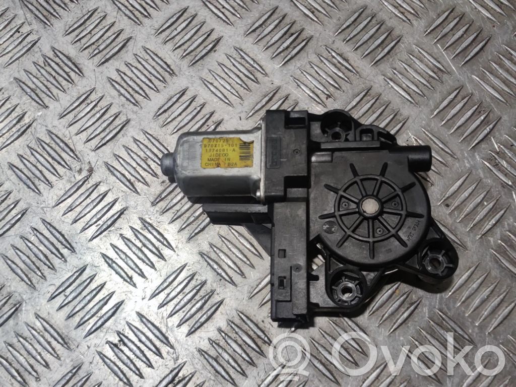 Volvo V70 Silniczek podnoszenia szyby drzwi tylnych 