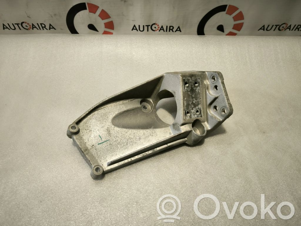 Volvo XC60 Engine mounting bracket 