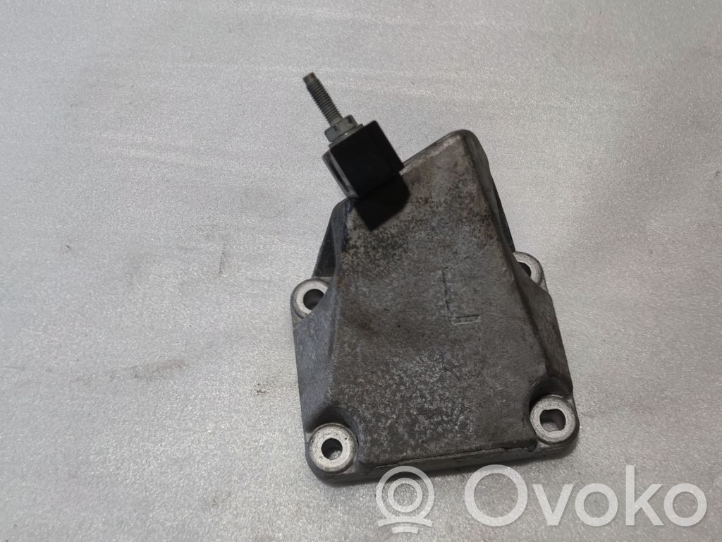 Dodge Challenger Engine mount bracket 