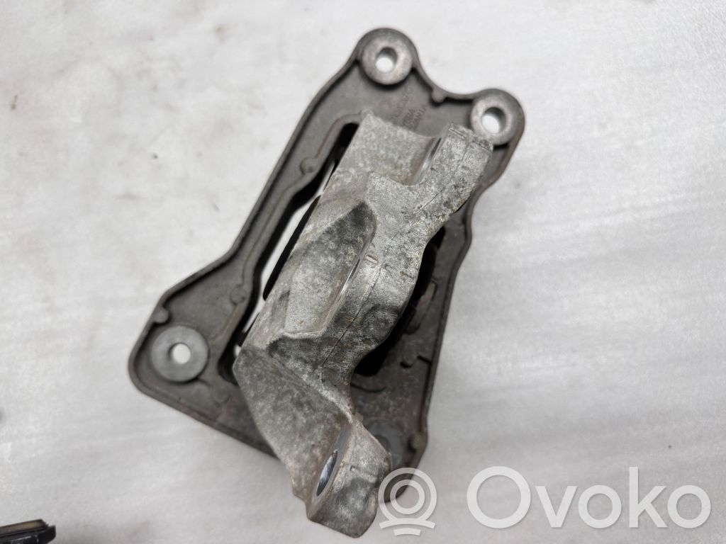 Volvo XC90 Engine mount bracket 