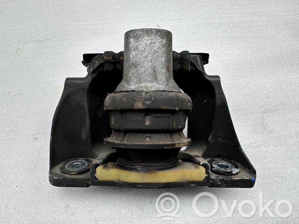 Volvo XC90 Engine mount bracket 