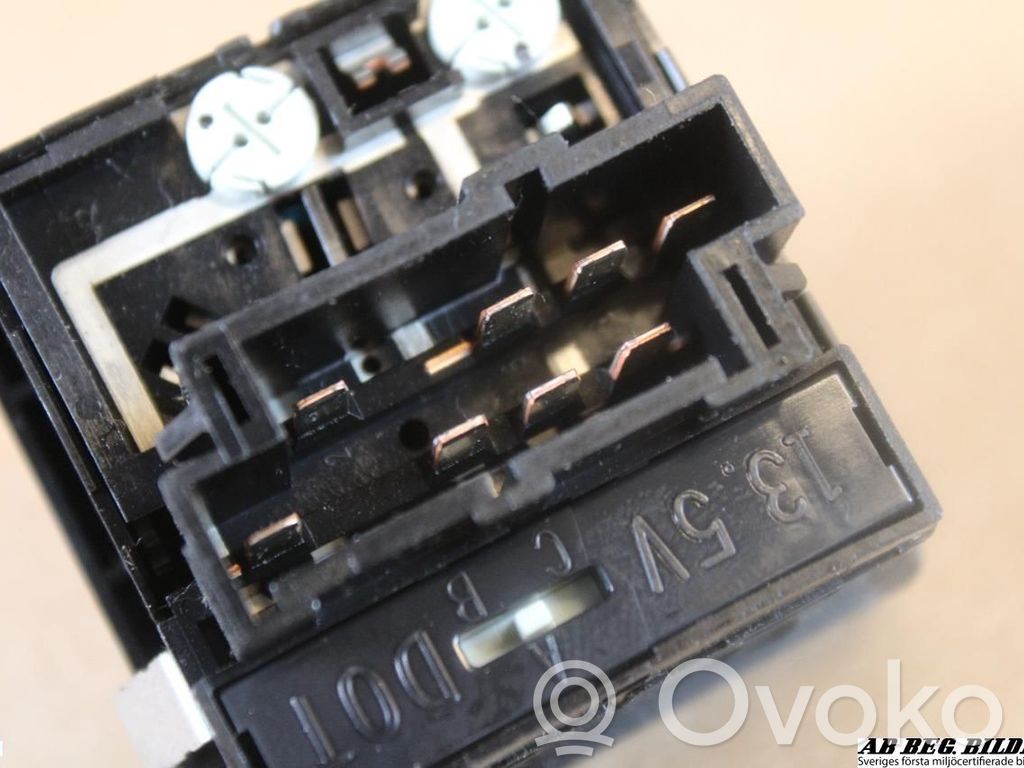 Light switch   6849766