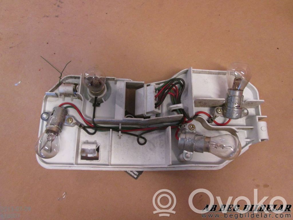 Mazda 323 Takavalon polttimon suojan pidike 