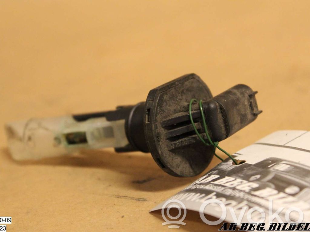 BMW 5 E39 Windshield washer fluid level sensor 