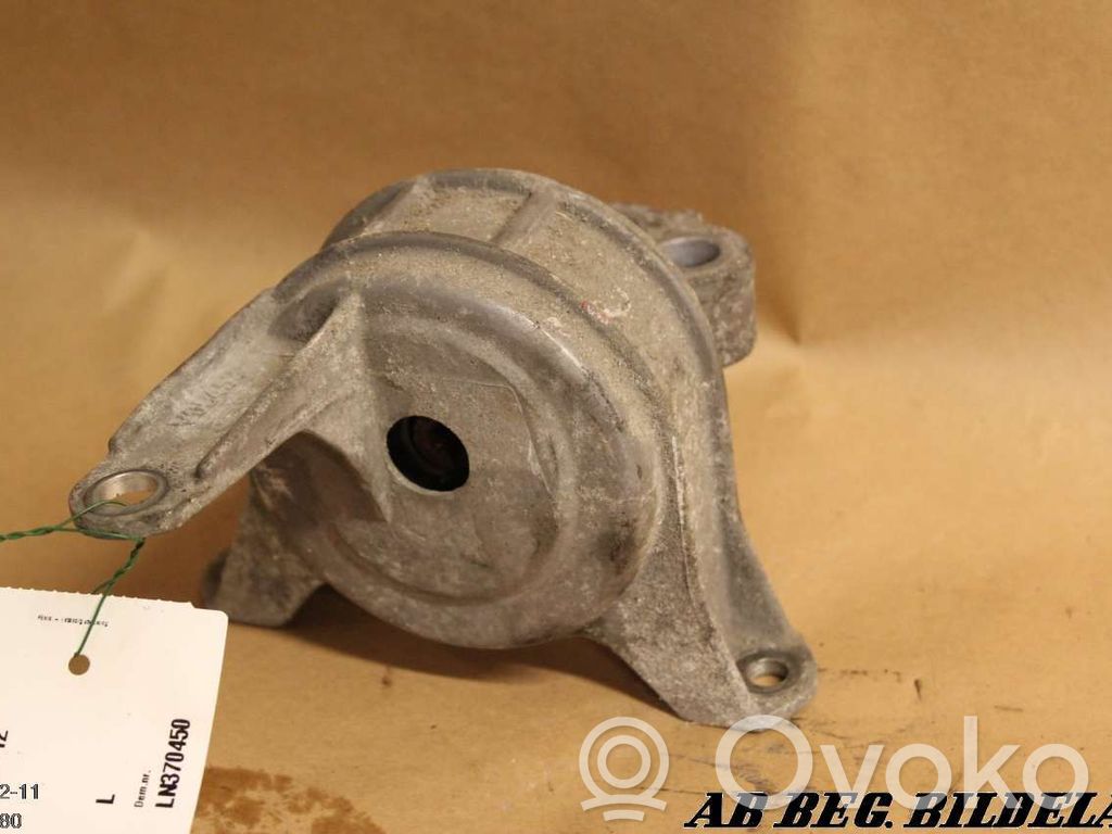 Engine mounting bracket   V05453