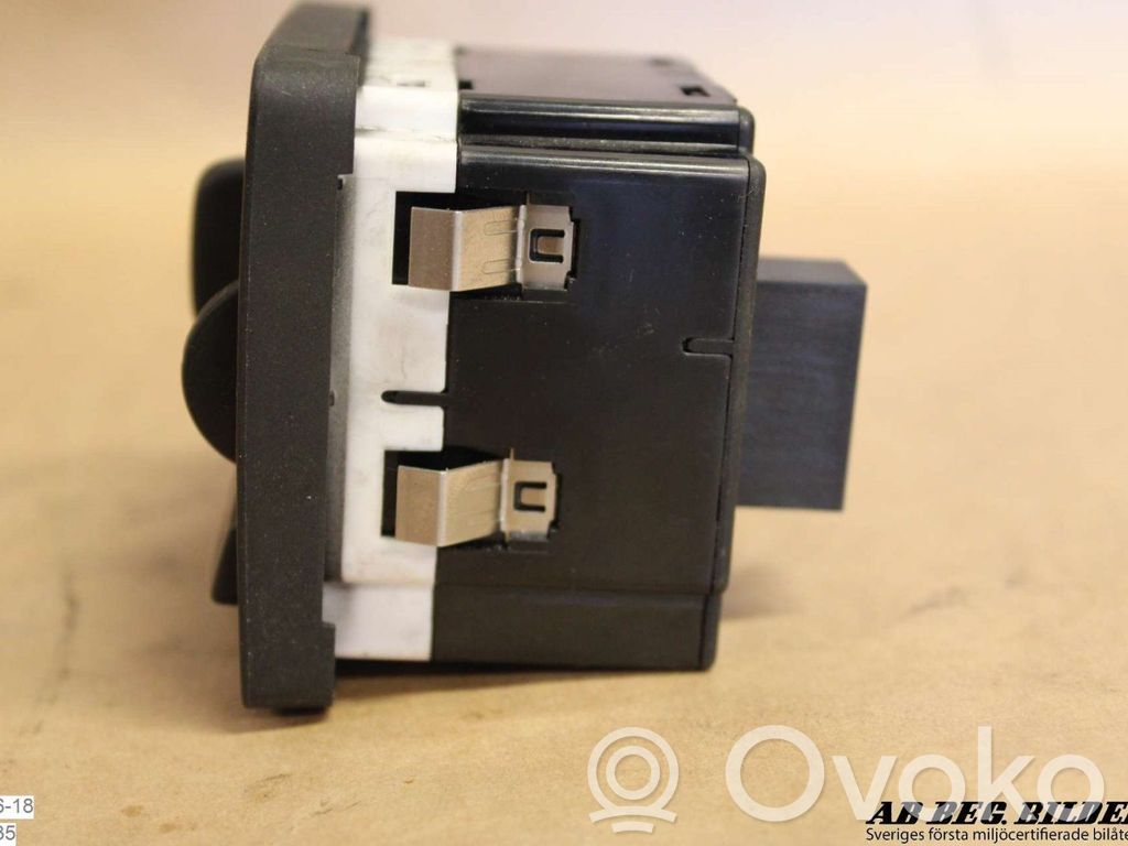 Light switch   30669736