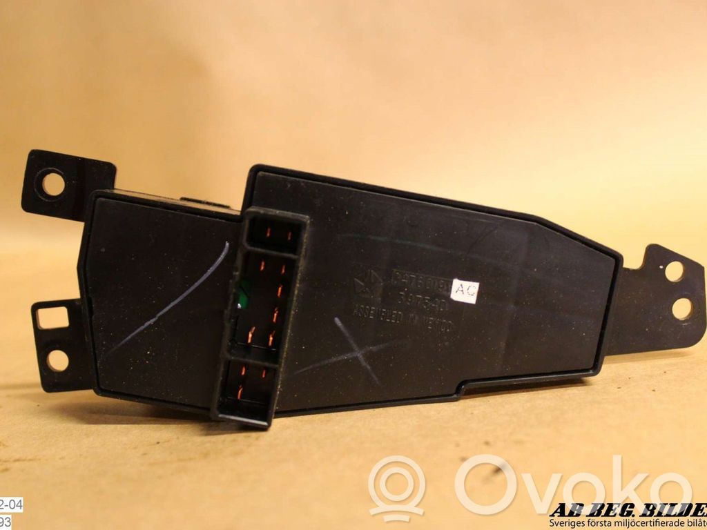 Electric window control switch   04760191AC