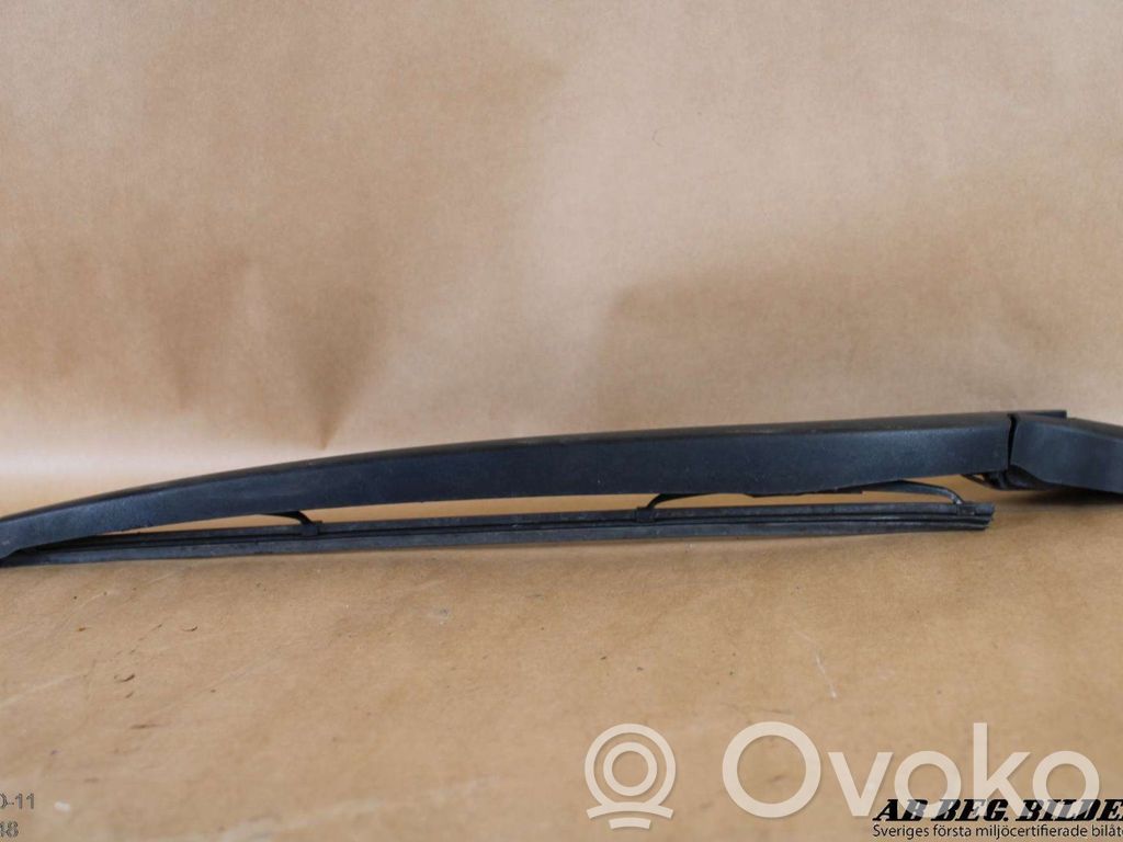 Rear wiper blade arm