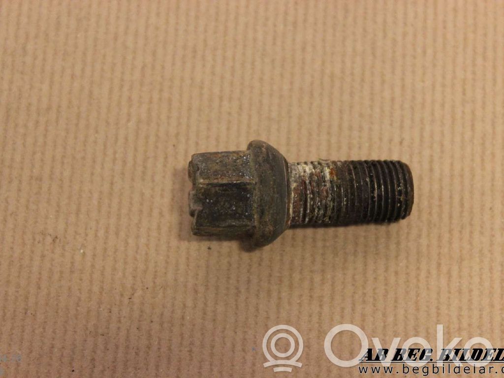 Audi V8 Mutterit/pultit 
