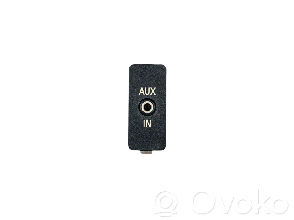 Enchufe conector entrada auxiliar   6930561,61316930561