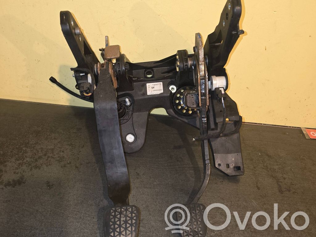 Opel Astra J Pedal assembly 