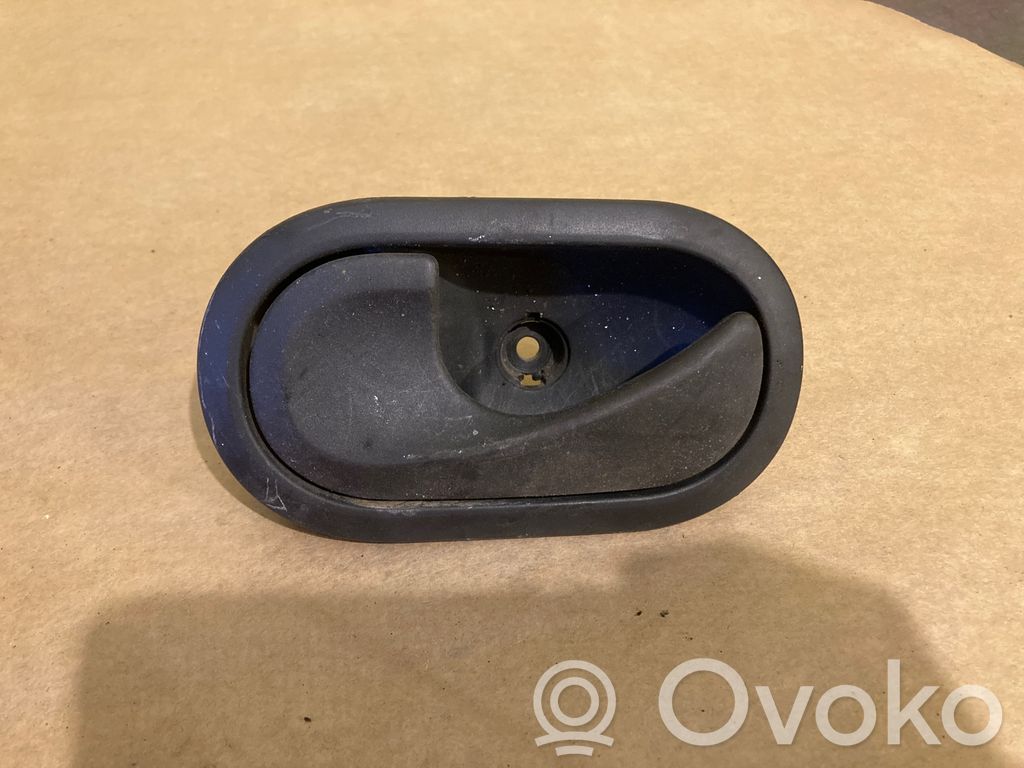 Renault Clio III Manecilla interna puerta trasera 