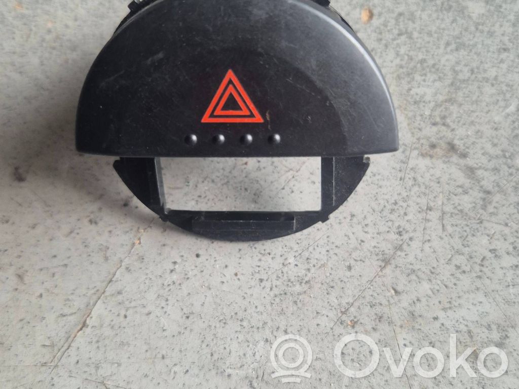 Nissan X-Trail T30 Botón interruptor de luz de peligro 