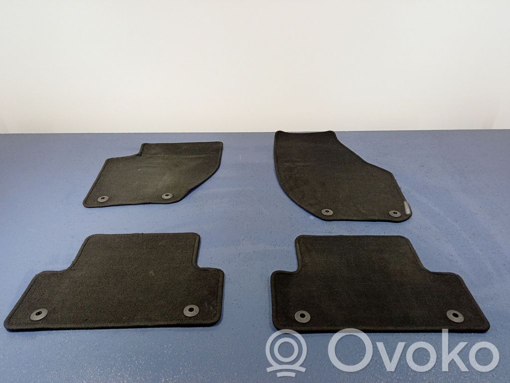 Front floor carpet liner