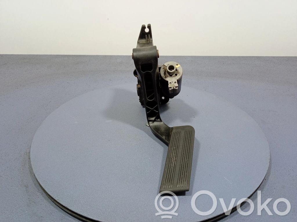 Accelerator throttle pedal