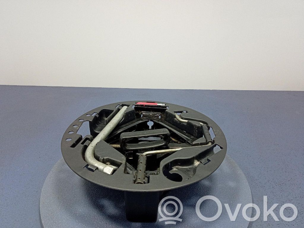 Alfa Romeo 147 Tavaratilan/takakontin alempi sivuverhoilu 