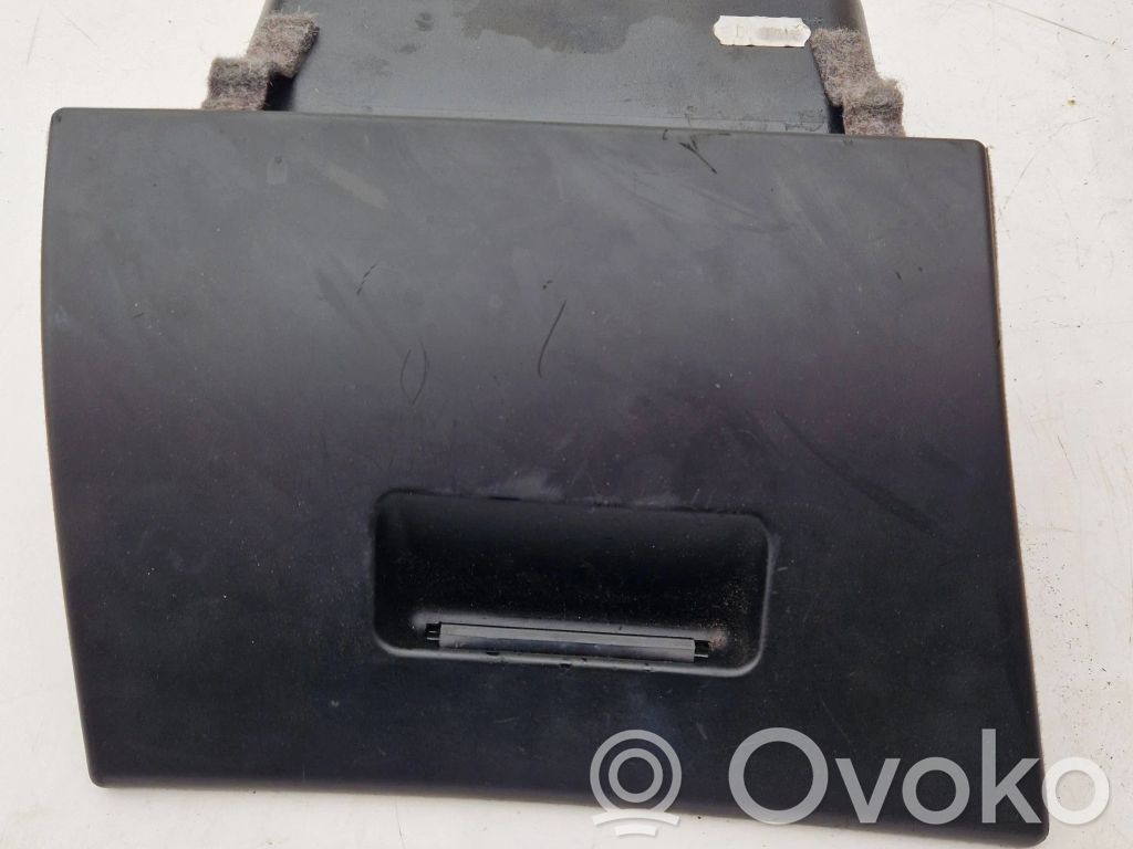 Glove box   8223192,8197492