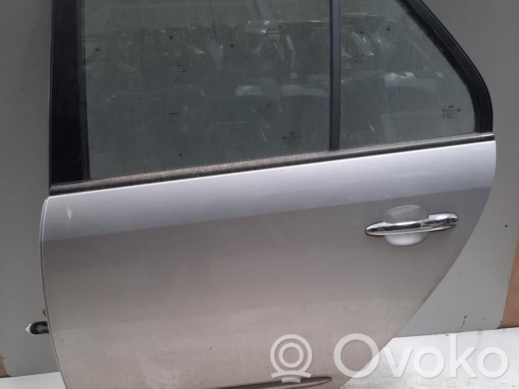 KIA Carens II Puerta trasera 