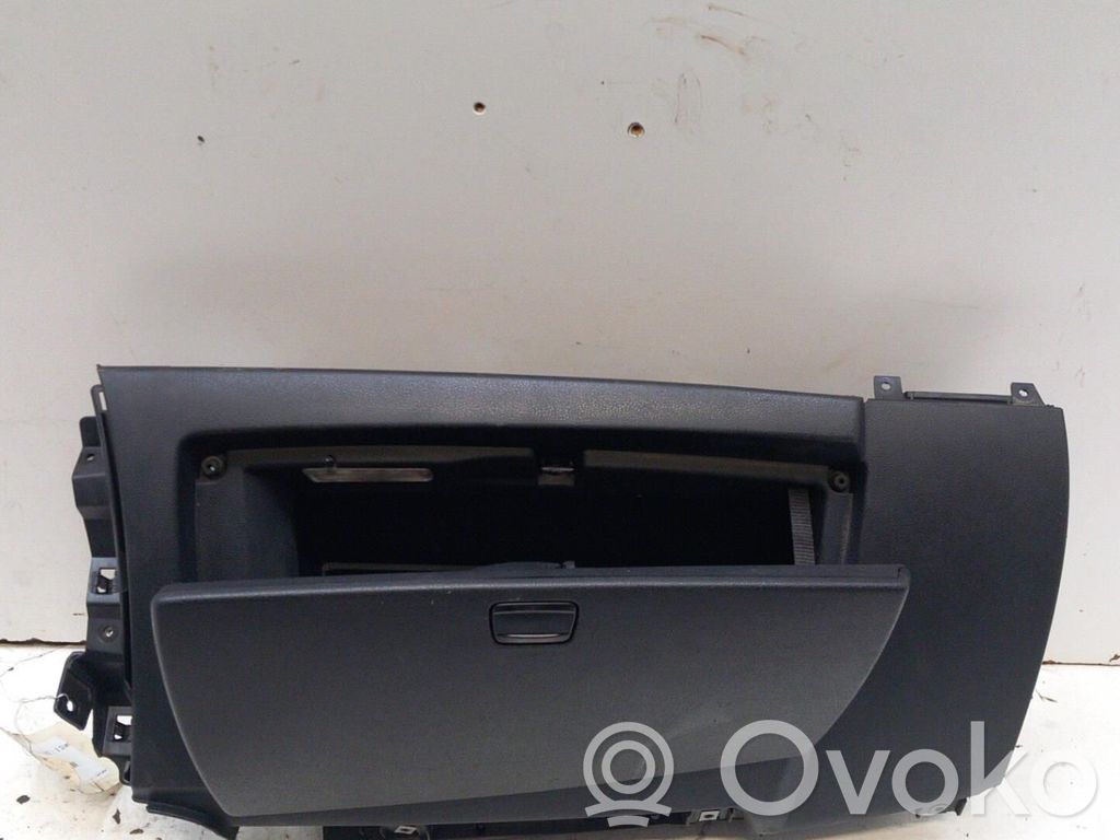 BMW 1 E81 E87 Daiktadėžės (bordačioko) komplektas 