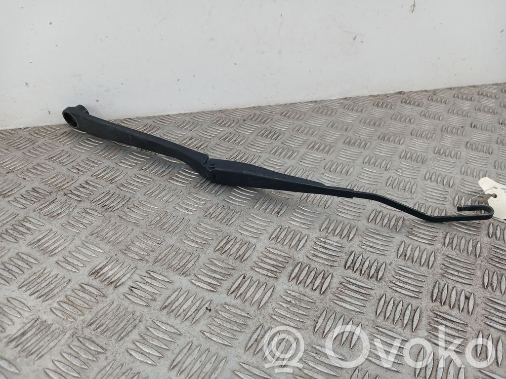 Nissan Juke I F15 Braț ștergător față 