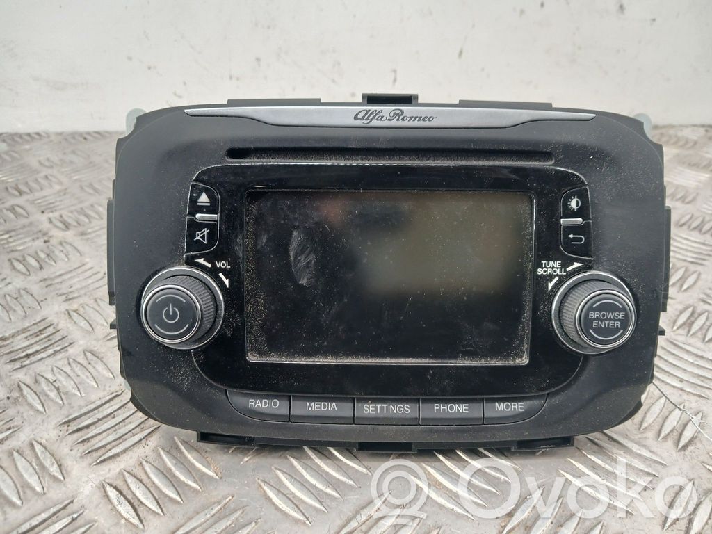 Alfa Romeo Giulietta Panel / Radioodtwarzacz CD/DVD/GPS 