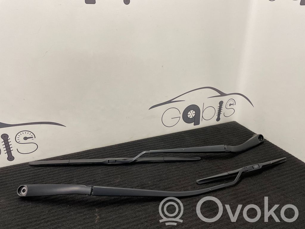 Hyundai Tucson TL Front wiper blade arm 