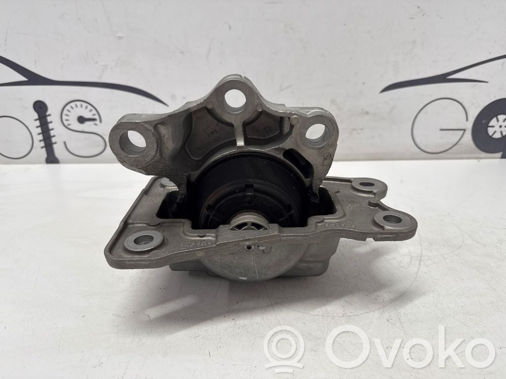 Volvo XC60 Engine mount bracket 
