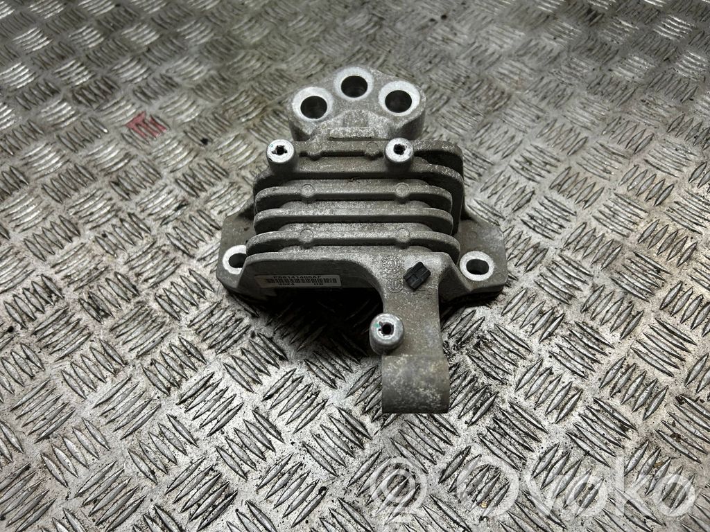 Jeep Cherokee Engine mount bracket 