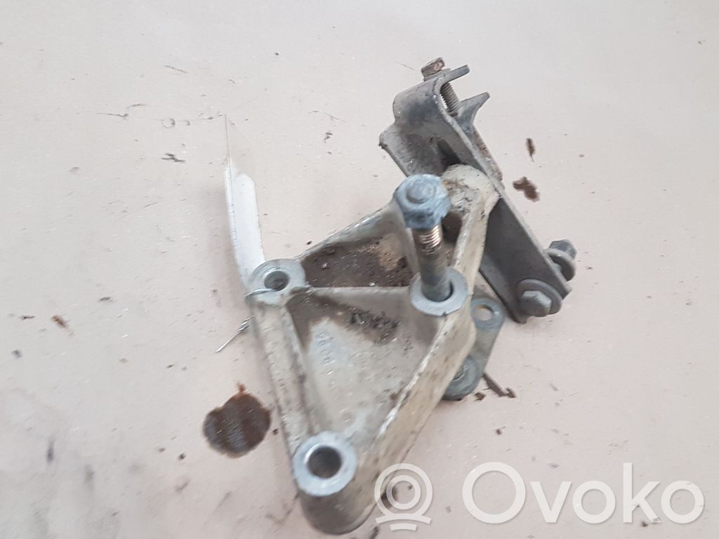 Peugeot 106 Engine mount bracket 