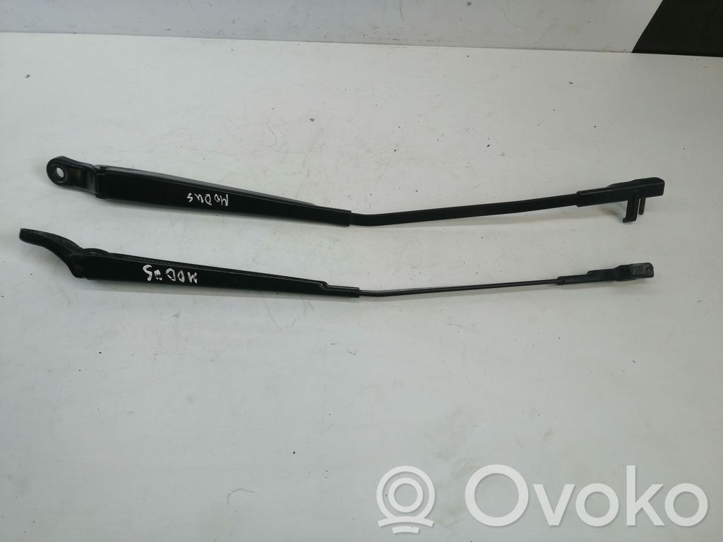 Front wiper blade arm