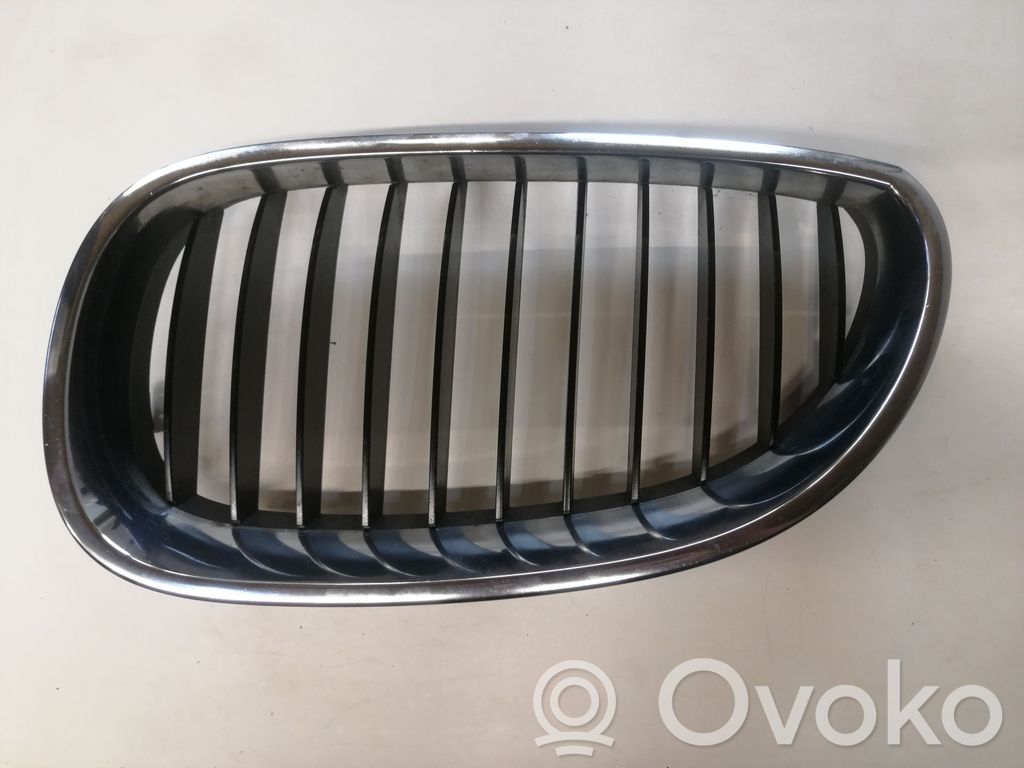 BMW 5 E60 E61 Augšējais režģis 