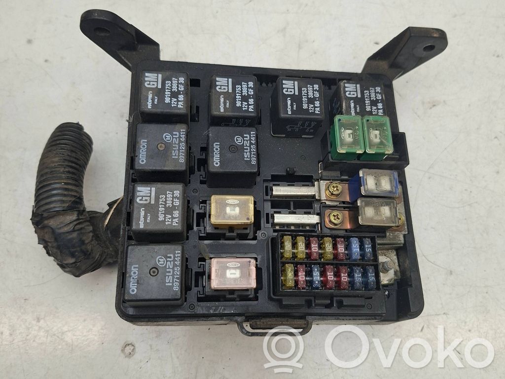 Opel Frontera B Juego de caja de fusibles 