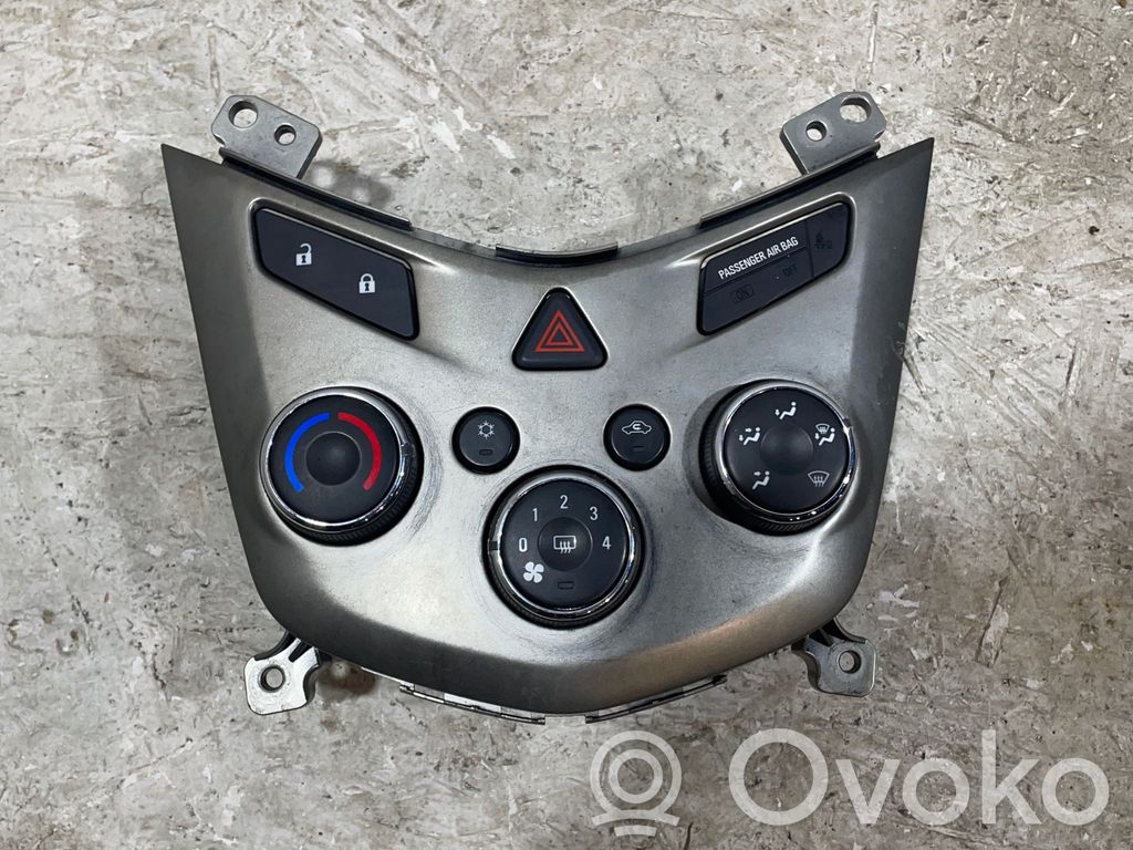 Chevrolet Sonic Climate control unit 