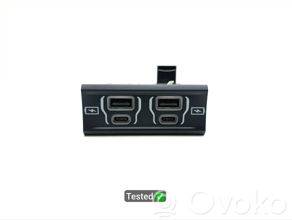 Jeep Grand Wagoneer Gniazdo / Złącze USB 