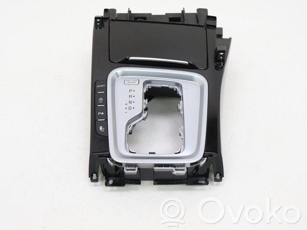 KIA Pro Cee'd III Embellecedor de la consola central 