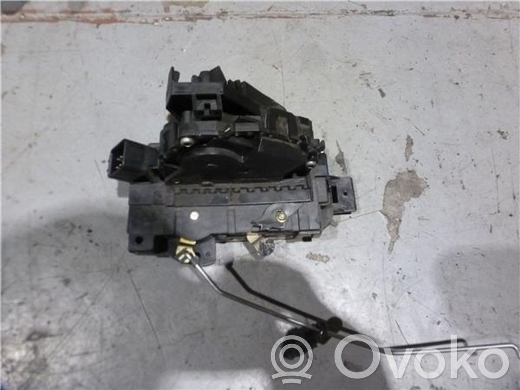 Priekšpusē slēdzene   XS41A21813CF,2S4AA21813CB