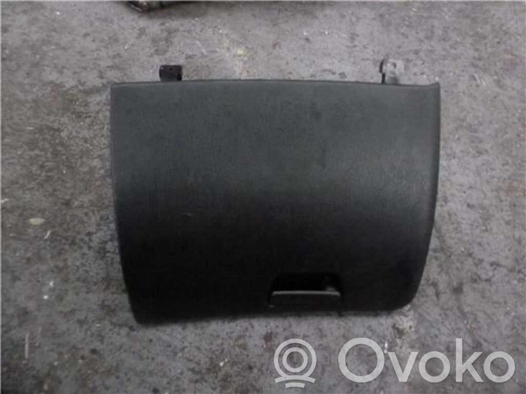 Mitsubishi Carisma Handschuhfach 