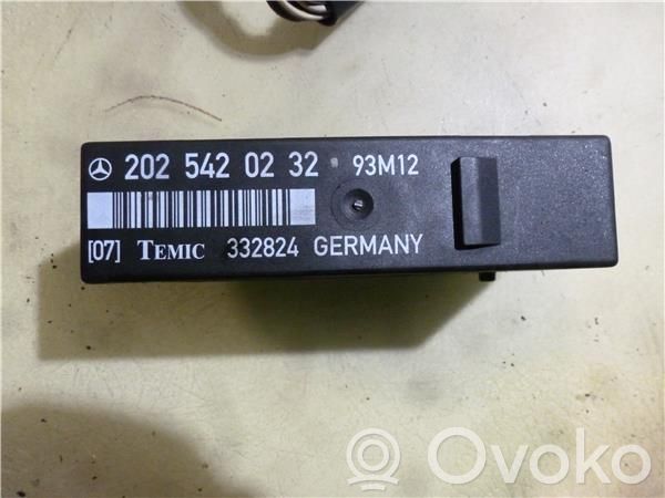 Mercedes-Benz C W202 Ramka / Moduł bezpieczników 