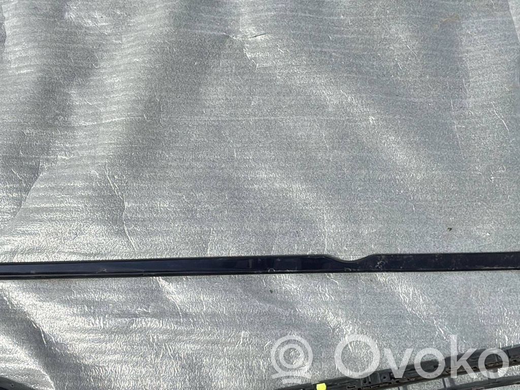 Tesla Model S Verkleidung seitlich Fußraum 