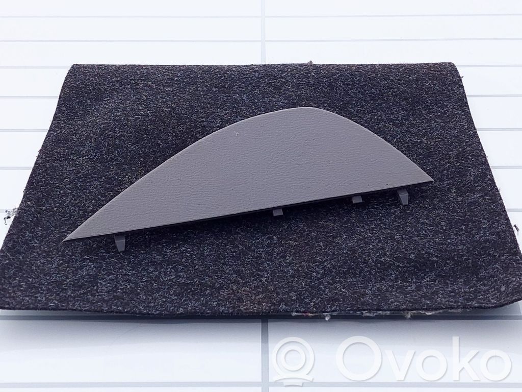 Panelės apdailos skydas (šoninis)   GJ6A64950