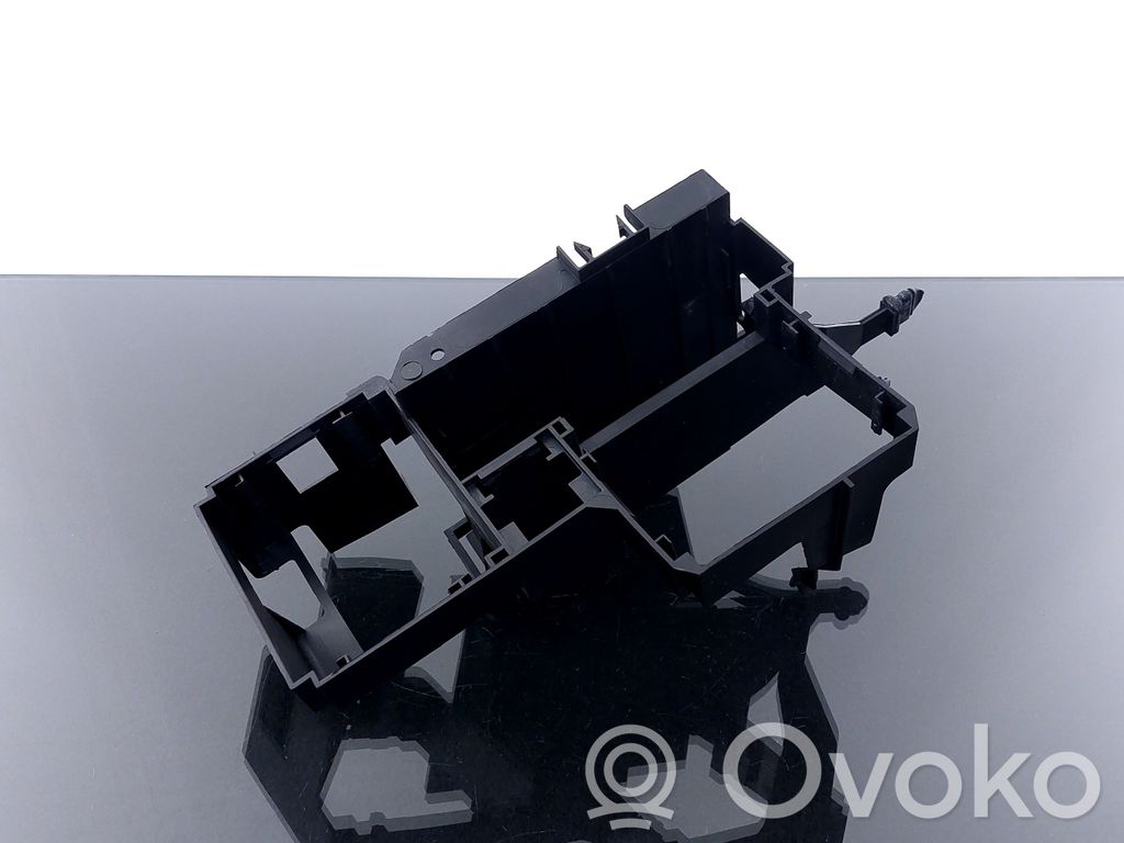 Volkswagen Touareg I Relay mounting block 