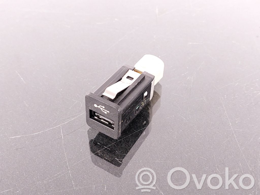 BMW X5 E70 USB socket connector 