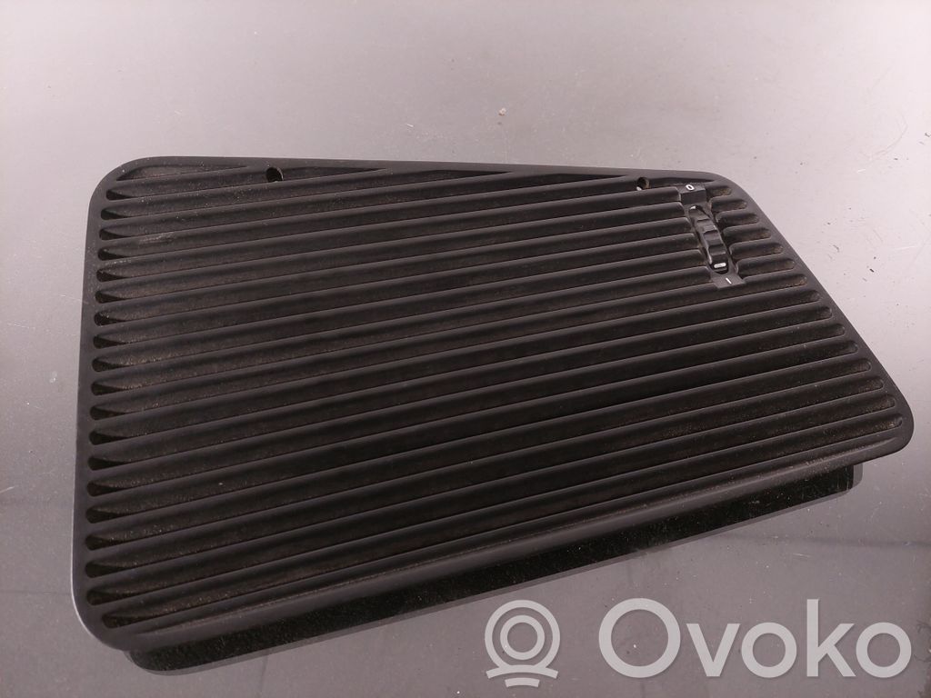 Grille d'aération centrale   64221375564,1379086