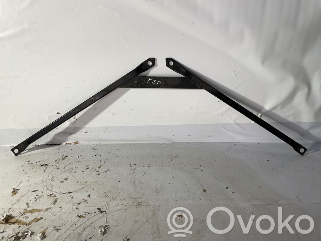 BMW 3 F30 F35 F31 Kita variklio skyriaus detalė 