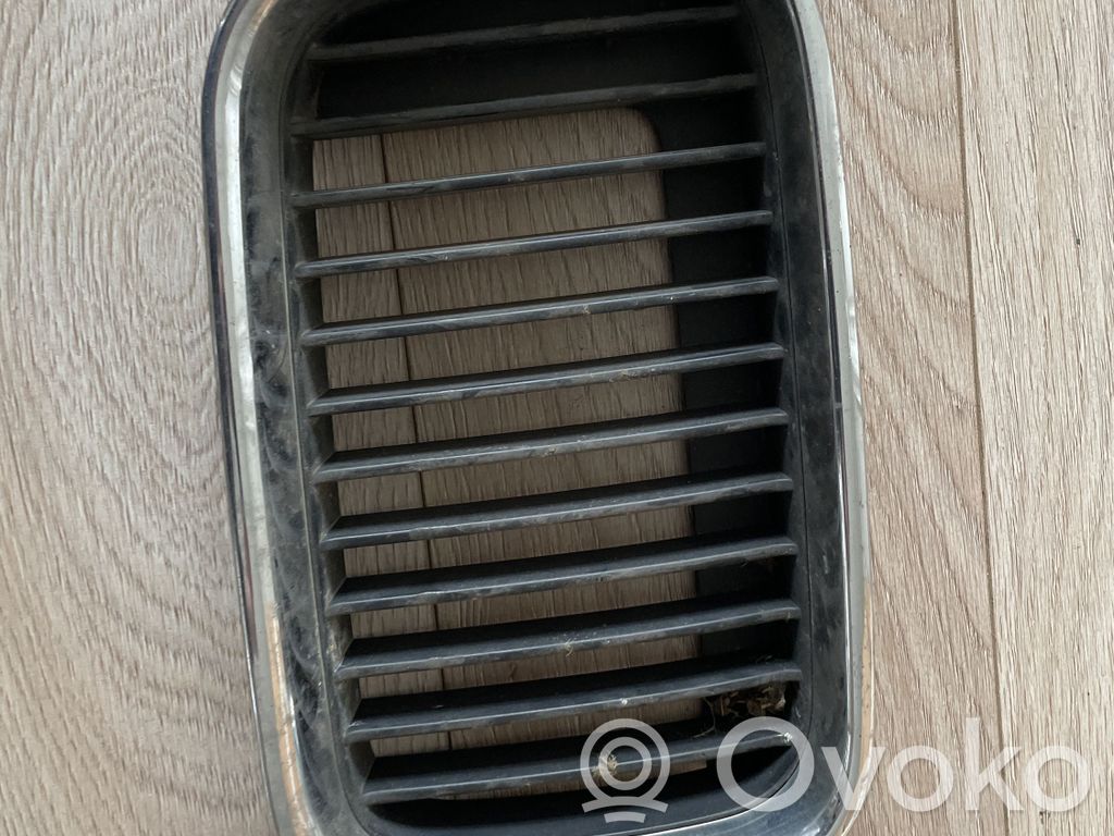 Front bumper upper radiator grill   51138151548