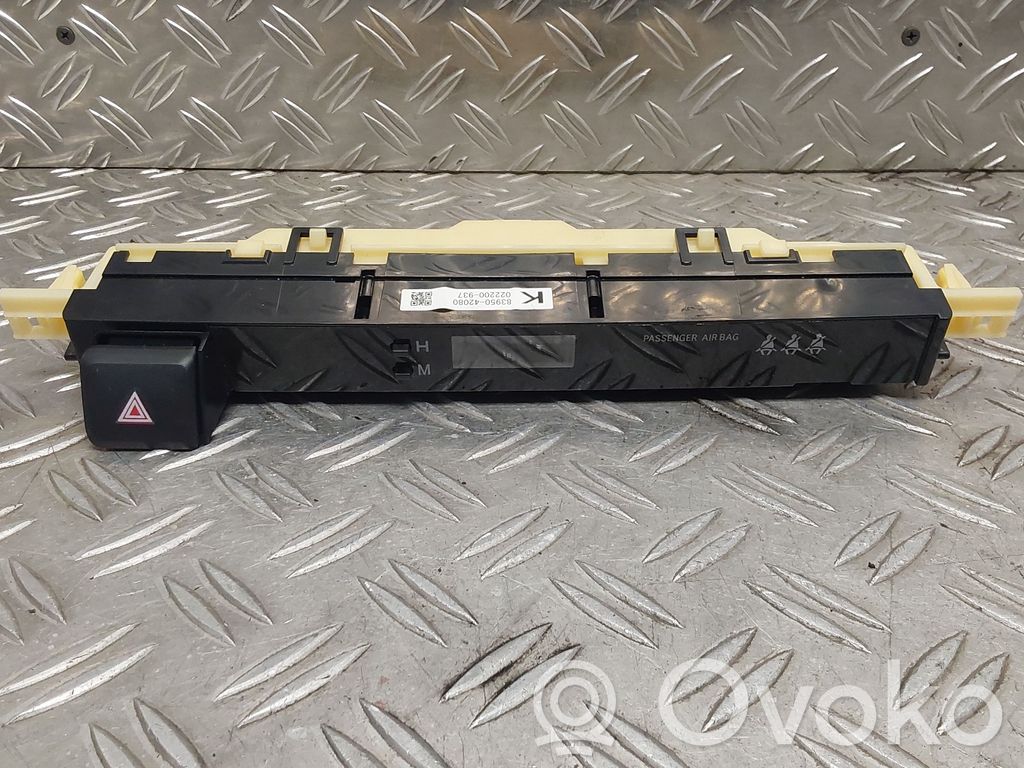 Toyota RAV 4 (XA40) Przycisk świateł awaryjnych 