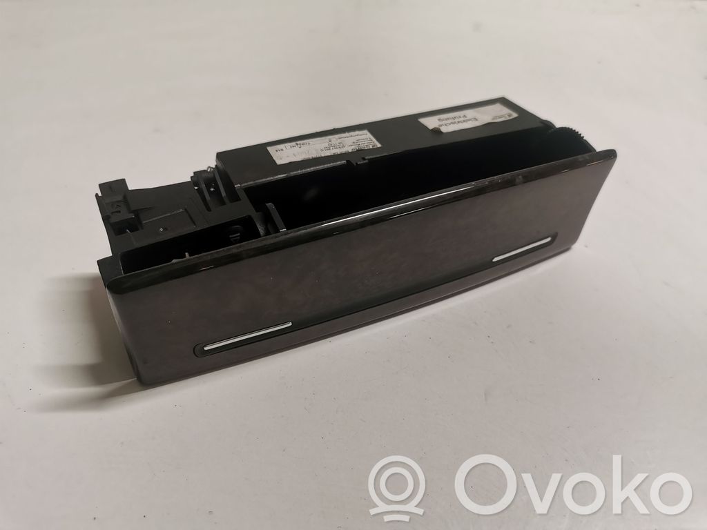 Audi A8 S8 D3 4E Peleninė panelėje 
