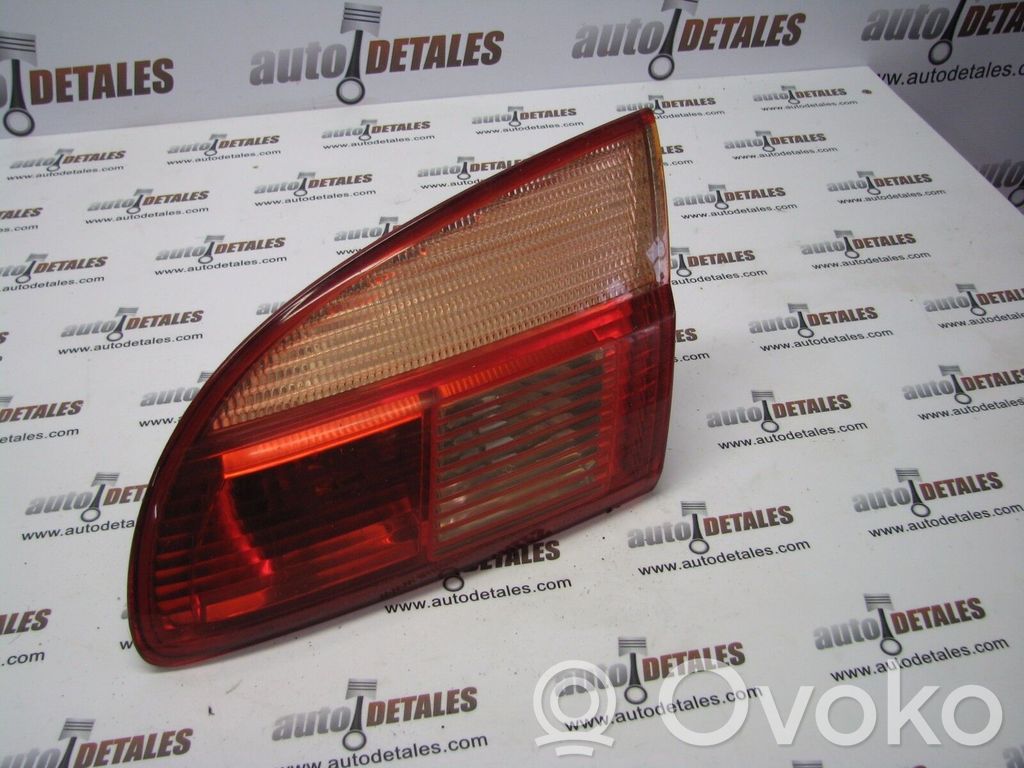 Toyota Avensis T220 Lampy tylnej klapy bagażnika 