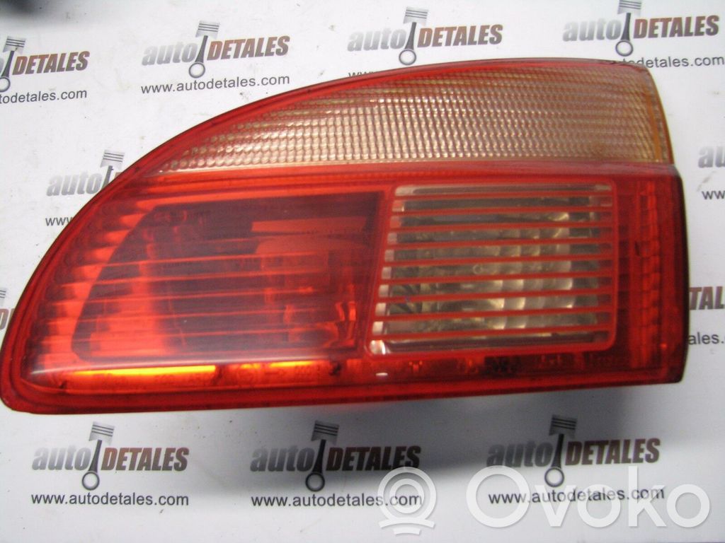 Toyota Avensis T220 Lampy tylnej klapy bagażnika 
